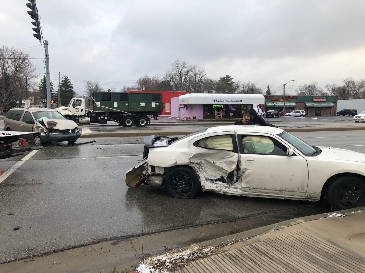 Tres niños fueron transportados al Hospital Riley después de un accidente en el lado este de Indianápolis el miércoles por la mañana. El choque, que involucró un Dodge Charger y una camioneta, ocurrió alrededor de las 8 de la mañana cerca de la intersección de Cecil Avenue y el este de Washington Street.