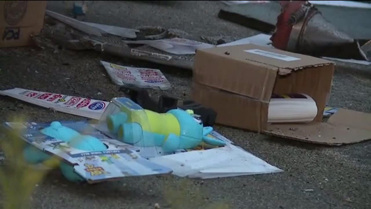 Candy, toys scattered across NB I-65 after semis crash just south of Franklin    
