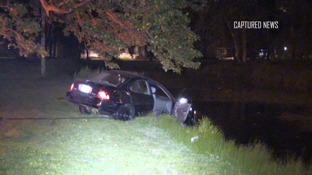 Hammond, IN: Vehicle submerged in pond during traffic accident, 5800 Blk of Hohman