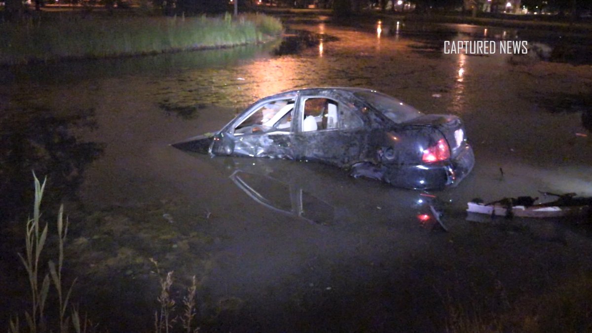 Hammond, IN: Vehicle submerged in pond during traffic accident, 5800 Blk of Hohman