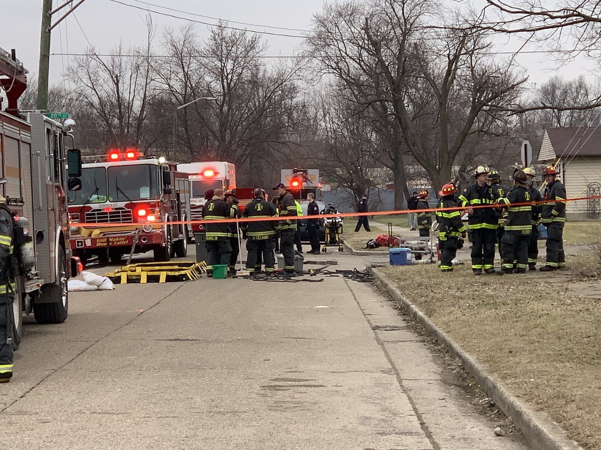 IFD HazMat crews working with  @Marion_Health & Major Tool to mitigate chemical reaction inside barrel. Temperature on outside of Barrel is currently at 40 degrees reaction slowing down. Absorbents used to contain water runoff