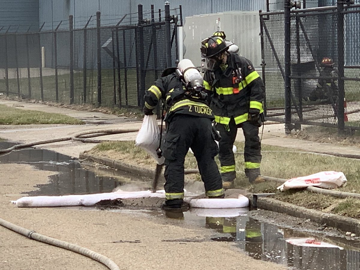 IFD HazMat crews working with  @Marion_Health & Major Tool to mitigate chemical reaction inside barrel. Temperature on outside of Barrel is currently at 40 degrees reaction slowing down. Absorbents used to contain water runoff
