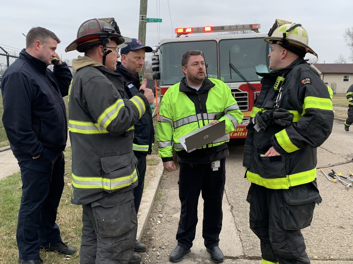 IFD HazMat crews working with  @Marion_Health & Major Tool to mitigate chemical reaction inside barrel. Temperature on outside of Barrel is currently at 40 degrees reaction slowing down. Absorbents used to contain water runoff