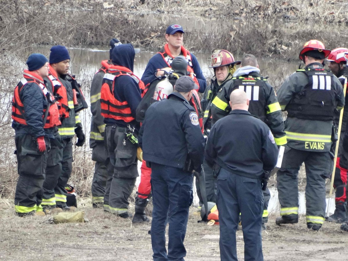 SUV in the WHITE RIVER: IFD & IMPD are on the banks of the White River near Harding and Raymond after a red suv was found near the south bank. No word yet if there are any injuries, crews are still checking the vehicle 