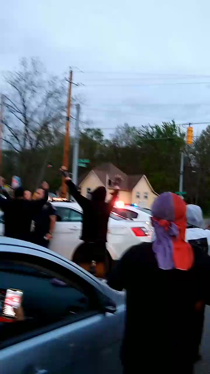 From the front-lines in Indianapolis. People and cars continue to blockade the area where Sean Reed was killed by police