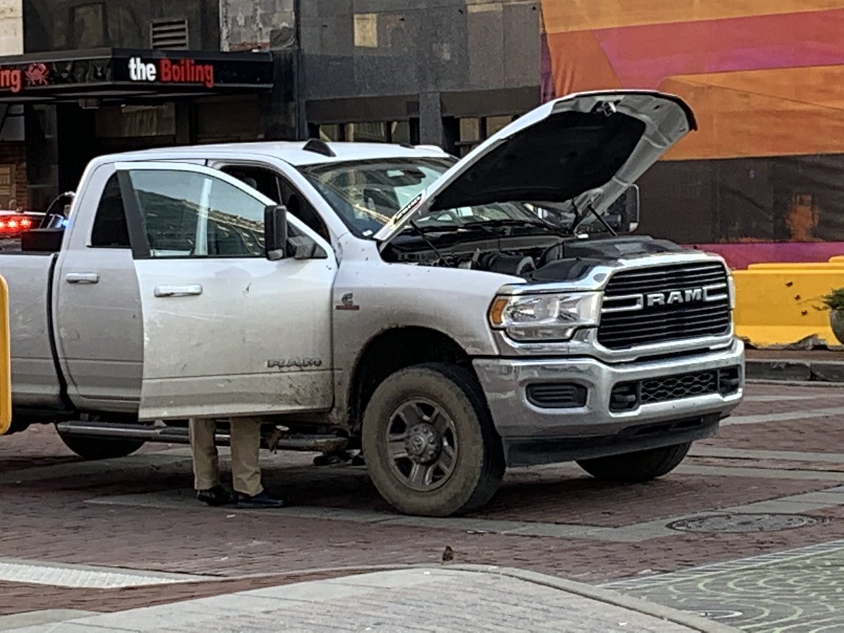 Indianapolis: Suspicious vehicle stopped on Monument Circle. Officers have removed several guns from vehicle. Traffic is restricted. 