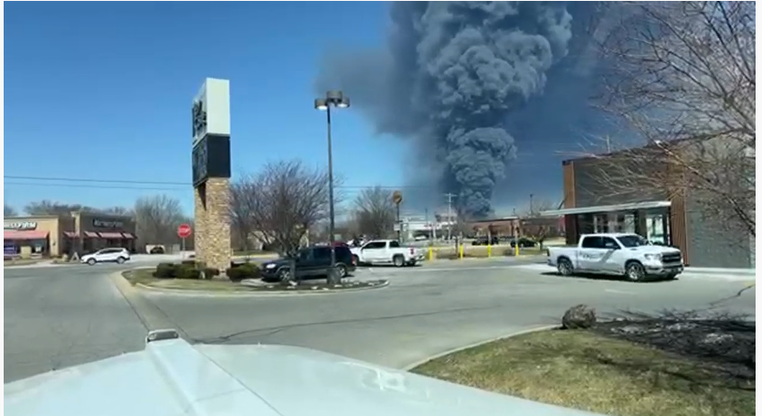 AVON, Ind. — A fire at a Walmart distribution center has cast a large plume of smoke visible throughout Indianapolis. Plainfield Fire Department officials confirmed the fire is at a Walmart distribution center located at 9590 AllPoints Parkway