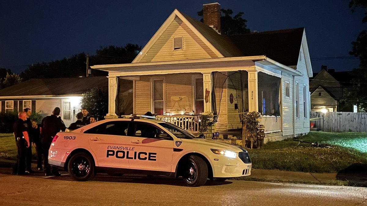 Shooting 800 block of Line Street. @EvansvillePD on scene. One person shot and later died. Looking for suspects