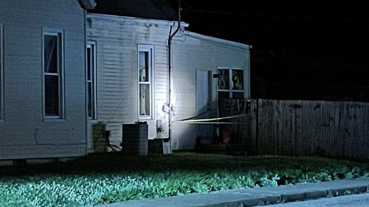 Shooting 800 block of Line Street. @EvansvillePD on scene. One person shot and later died. Looking for suspects