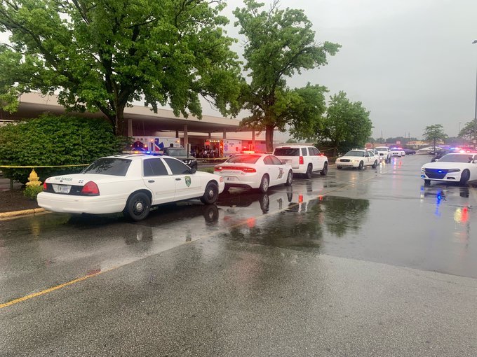 Police are responding to a shooting at Greenwood Park Mall in Greenwood, Indiana  diamondsdiamondsSeveral people have been shot, though officials have yet to confirm any injuries Indianapolis Indiana US